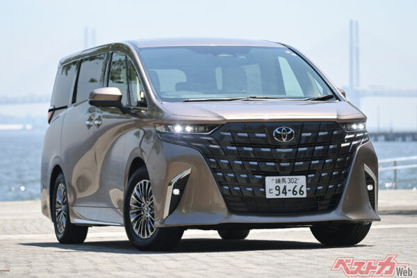トヨタ アルファード（540万～872万円）。Lクラスミニバンで圧倒的人気のアルヴェル。パワーユニットのメインは2.5Lハイブリッド