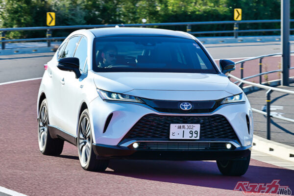 トヨタ ハリアー（312万8000〜620万円）。趣味性では一歩譲るが、静粛性や快適性はハリアーの勝利