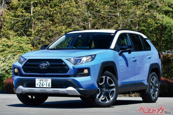 トヨタ RAV4（323万7300〜566万1700円）。2024年11月末の改良で全車4WD（HV車はE-Four）となった
