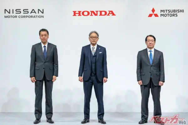 2024年12月23日に実施された、日産、ホンダ、三菱自の社長揃い踏みの記者会見。「経営統合」まで踏み込むか、手前で止まって(バッテリー共同供給やSDV共同開発など)「部分協業」に留まるかが争点となる