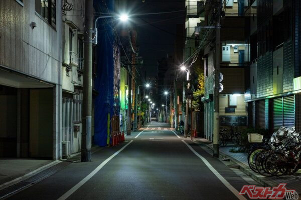 路上横臥は、事故となってしまうと、死亡または重傷となる事故に繋がりやすい。対向車がいない道路ではハイビームを活用して安全な速度で走行するようにしよう（PHOTO：Adobe Stock_moronobu）