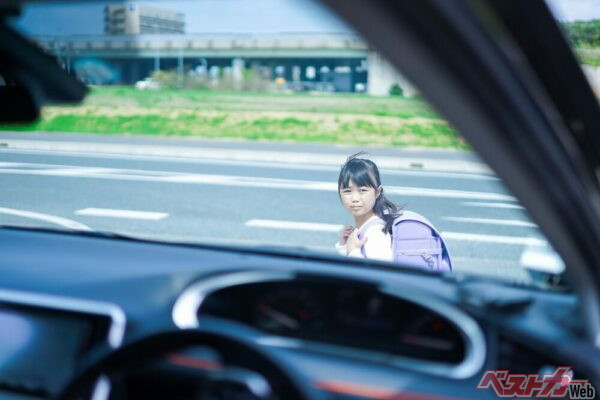 現在の衝突被害軽減ブレーキ技術では、歩いている歩行者を認知することはできるが、路上で横臥している歩行者を認知することは難しい（PHOTO：Adobe Stock_maroke）
