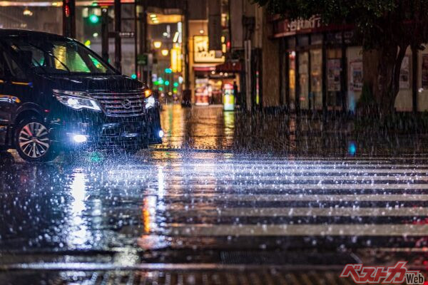 夜間やトンネル内などの暗い場所や、雨や霧などの天候の状況などで、対象物が見えにくい状況でも、衝突被害軽減ブレーキが作動しない可能性が（PHOTO：Adobe Stock_ doraneko777）