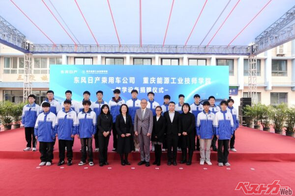 将来の日本の整備を担う存在になるかもしれない学生と日産自動車大学校などの関係者。大きな可能性を秘めているはずだ