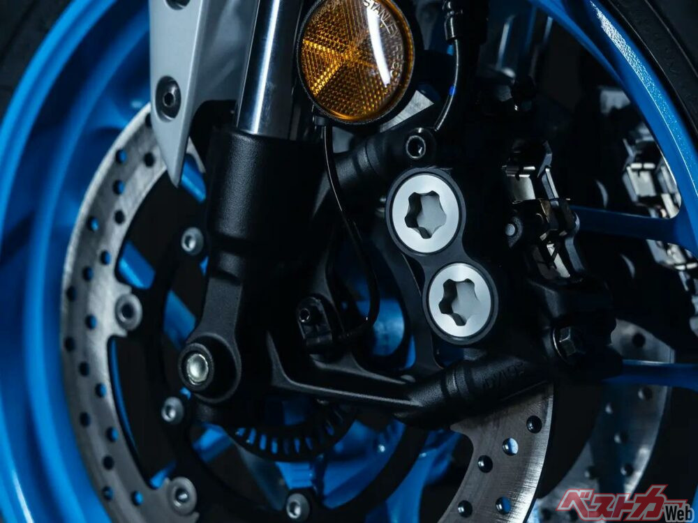 ブレーキキャリパーはラジアル化、フォークは倒立化して走行性能を引き上げた。
