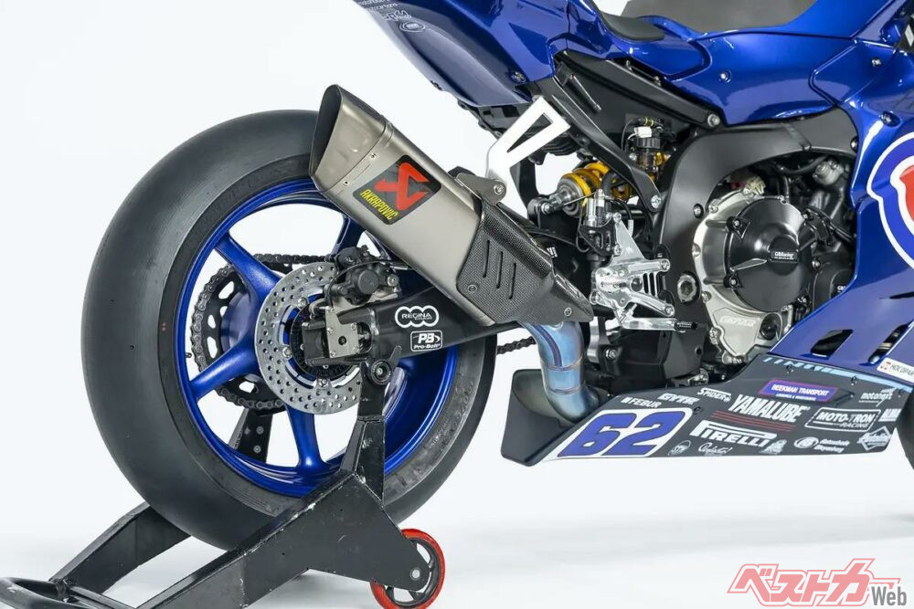 アクラポビッチ製マフラーを使用。各チームの違いでは、他2車がRKチェーンを使用しているのに対し、テンケイト車はレジーナチェーンを使用。
