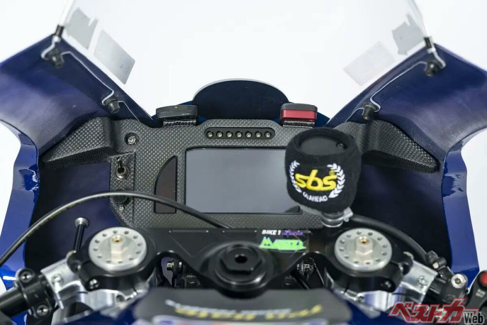 「スーパーすぎない」YZF-R9だが、スタンダードからトップブリッジ下にセパレートハンドルをセット。メーターはレースマシン専用品。