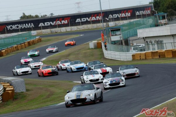 毎年恒例行事となっているメディア対抗ロードスターレースは燃費効率の良い走らせ方をしないと勝ち目がない