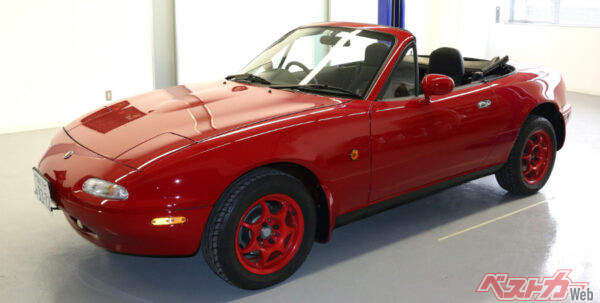 こちらの画像は、記事内で後ほど登場する「マツダ レストアサービス」による、5台目のNAロードスター。2019年11月27日にオーナーさんへ手渡された。新車のように美しすぎる!!