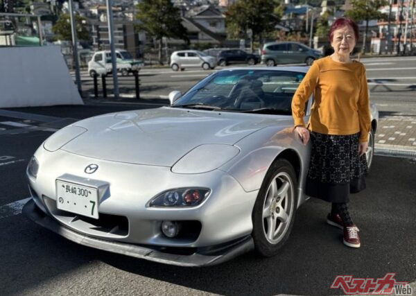 話に登場した長崎県在住の西本尚子さん。2024年12月、傘寿で免許返納するとともに、25年来の愛車RX-7をマツダへ譲渡された