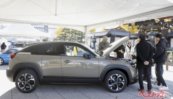 現代・未来のロータリー技術の魅力がわかる展示内容。「令和のロータリー」MX-30ロータリーEVにお客さんは興味津々