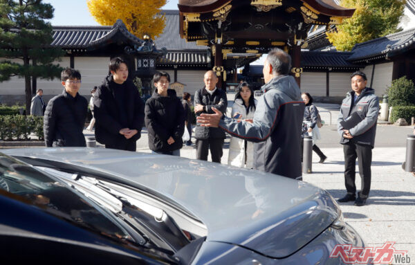 ステージトークのあと、三菱自動車の半田さんは、ブース内に出品された車両を前に技術解説!