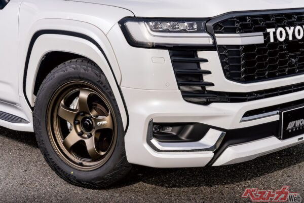 こちらはランクル300に装着したアッシュドチタン。たまらん!!