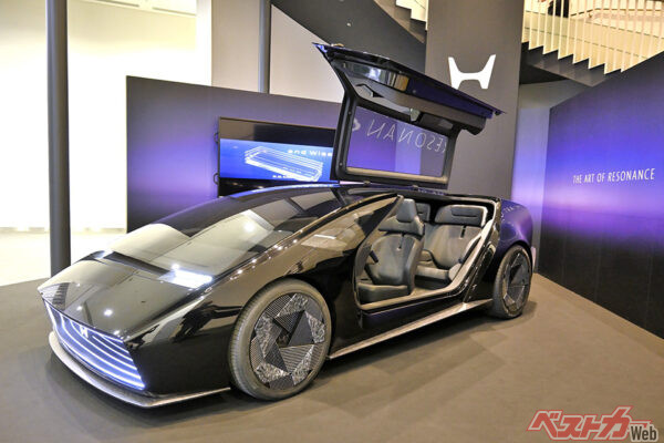 ホンダが公開したサルーン。ホンダは全固体電池などの研究も並行して進めている