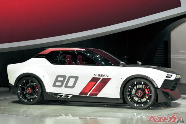 レーシーな雰囲気の『nismo』。レーシングGT-Rのオマージュとしか思えぬルックスである