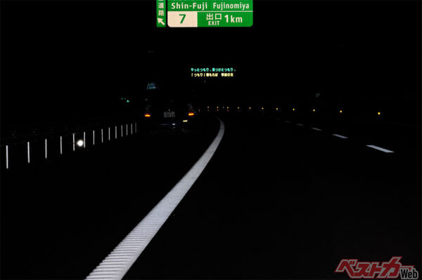 夜の高速道路でクルマが停止。三角表示板がないとほとんど何も見えない!