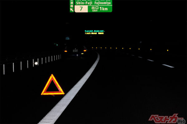 三角表示板があればドライバーに注意喚起が可能! ちなみにこのクルマ自体は無灯火状態である