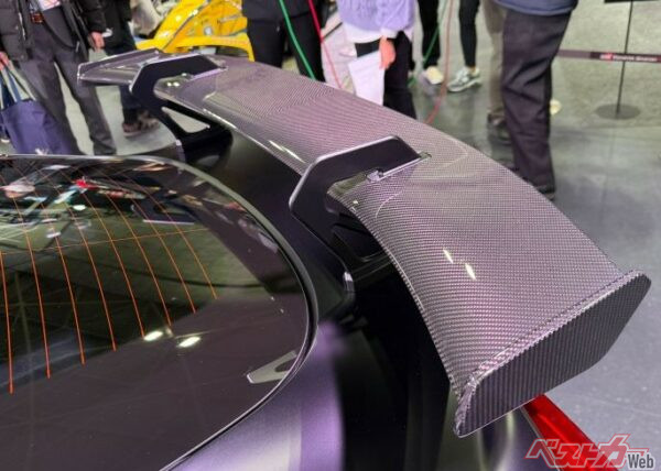 GRスープラGT4を彷彿とさせるスワンネック構造のリヤウイング