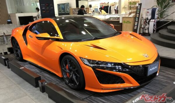 初めて訪れた際に出迎えたくれたのがサーマルオレンジパールのNSX