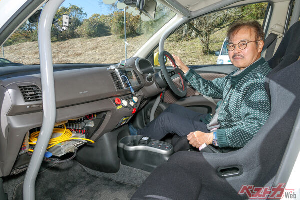 K12型マーチをベースとした前後2モーターのEVコンバート試作車に試乗。ロールケージを組んだ車内はレーシーだ