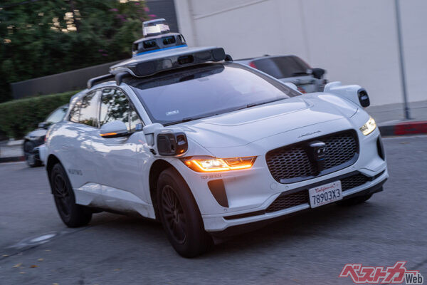 10年以上の公道実証実験を経て、LAでは2024年11月12日からついに一般商用タクシーとしての運用がスタートした