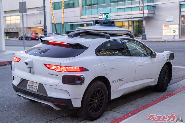 LAではジャガー I-PACEのWAYMO仕様をタクシーとして使用。LAだけで100台以上を導入