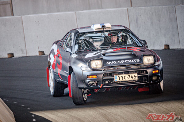 ワークスカラーのST185セリカGT-FOURがラリージャパンでも使用されたスーパーSSを爆走