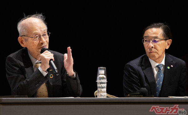 さすがに抜群に話がうまい、吉野彰氏（写真左）。リチウムイオン電池の開発者であり、世界のHEV、PHEV、BEVユーザーは恩恵に浴している。話を聞く西脇京都府知事（写真右）の受け方もお見事
