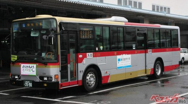 復刻カラーモデルの東急バス(三菱ふそう製)