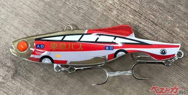 上画像のバスのカラーリングをそのまま再現した、東急バスのルアー。尾びれには東急ロゴまであるッ