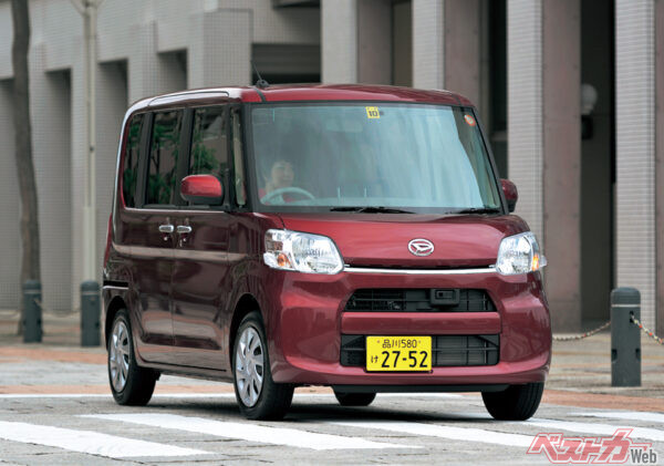 標準タントは52psを発揮するNAエンジンのみだが、カスタムはNAエンジンのほか、64psのターボエンジンも設定される