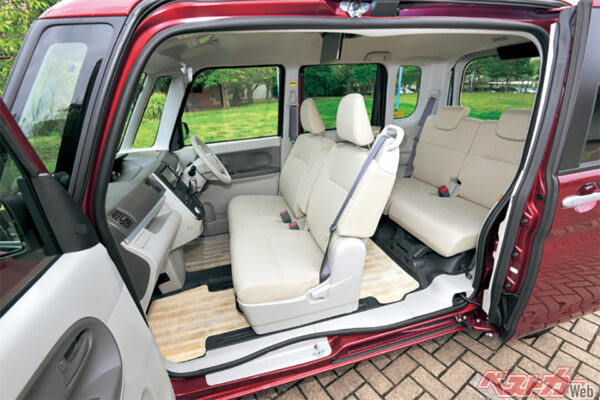 タントのBピラーのない助手席側ドアの開口部はライバルにない個性。乗降性は抜群だ