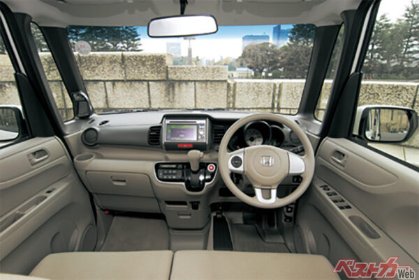 N-BOXは道具的なデザインで、実用性の高さを感じるインパネ