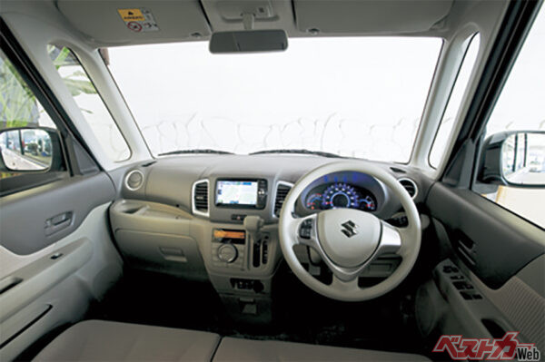 スペーシアは曲面を使ったサルーンのようなデザイン。質感も高い