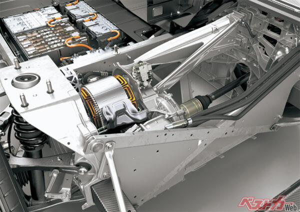 後方に見えるのはマフラー。約9Lの燃料タンクは前輪後方に設けられる