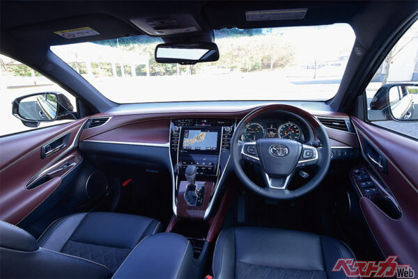 高級乗用車的なインテリアはハリアーの伝統。本革シートは23万3100円のオプションで、写真のディープボルドー色のインテリアは注文時に指定することで標準のブラックから変更可能。カッコいい！ 