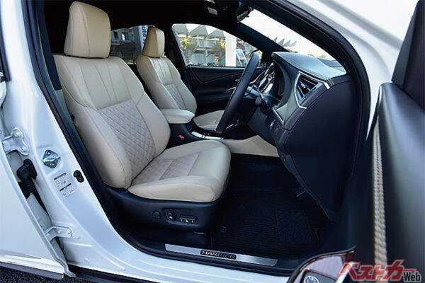 シートカラーはアイボリーを選択することも可能。フロントシートはゆったりした着座感
