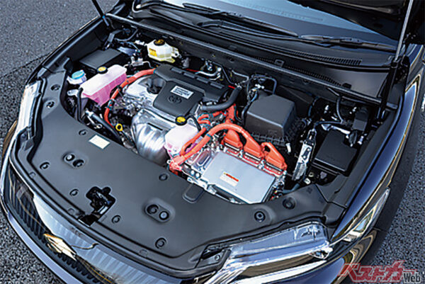 搭載されるパワーユニットは2.5Lハイブリッドと2L、直4ガソリンエンジン（151ps/19.7kgm）の2タイプ。2L車にはFFと4WDがラインアップされる。こちらはハイブリッドモデルのエンジンルーム
