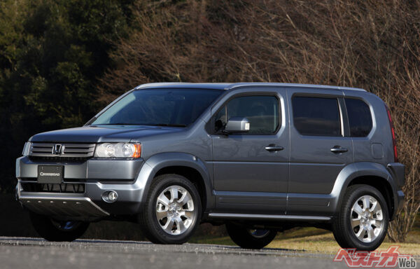 ストリームのプラットフォームを活用して開発されたクロスロード。スクエアなボディのSUVクロスオーバーの3列シート車だった