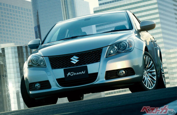 スズキ キザシ。2013年10月の販売は6台。地味グルマの働き場を警察限定にしよう