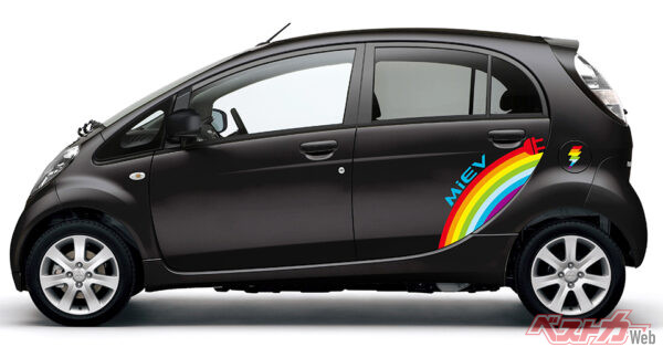 三菱 i-MiEV。2013年10月の販売は79台。急速充電器のある800店舗があれば鬼に金棒だ