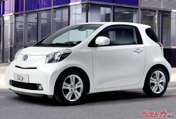 トヨタ iQ。2013年10月の販売は98台。このクルマの室内を快適にするには上へ向かうしかない！