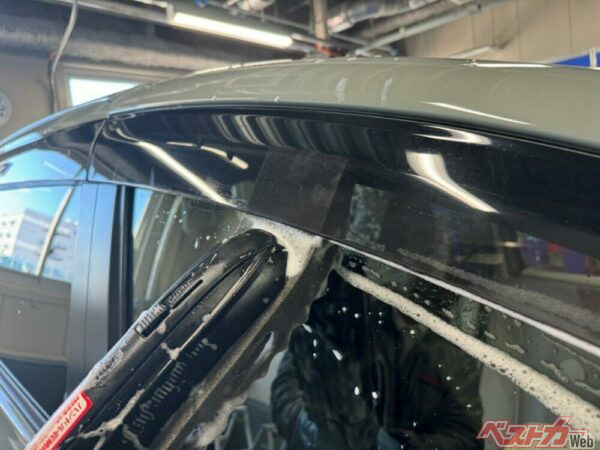 バイザーの内側やグリルなどスポンジの先端を使えば洗車できる