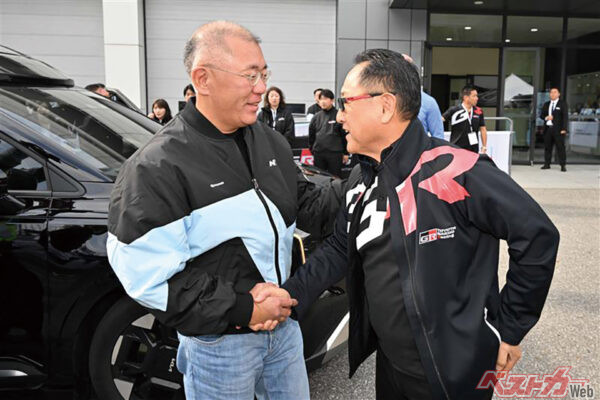 2024年10月27日に韓国で開催された『Hyundai N x TOYOTA GAZOO Racing FESTIVAL』で、がっちり握手を交わすチョン・ウィソン会長とモリゾウさん
