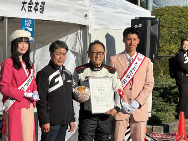 豊田市わがまちアスリートに認定され、認定証と記念品の愛宕梨が贈られた