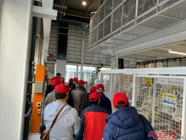 塗装工程の見学風景