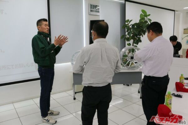 長年、ENKEIのホイール事業に勤しんできた同社の寺田氏（写真左）も参加者からホイールへの質問を受け、ついレクチャーも熱くなっているようだった