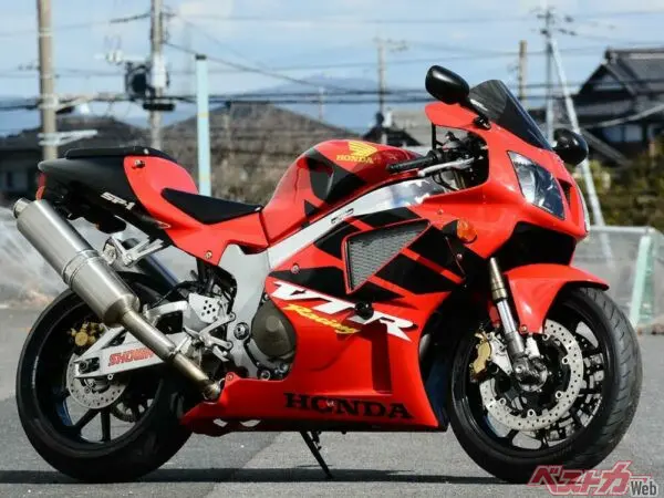 ホモロゲーションモデルとして誕生した「VTR1000SP-1」は、公道に飛び出したWSBマシンだ