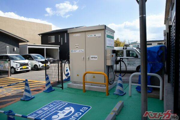 向日市役所の駐車場に設置された充電器。BEVの使用済みバッテリーをリユースすることで環境負荷を低減する。公用車（日産SAKURAなど）の充電を担う