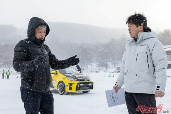 元F1ドライバーの片山右京さん（左）や全日本ラリーのチャンピオン、新井大輝さん（右）と一緒にドライビングを学ぶことができた